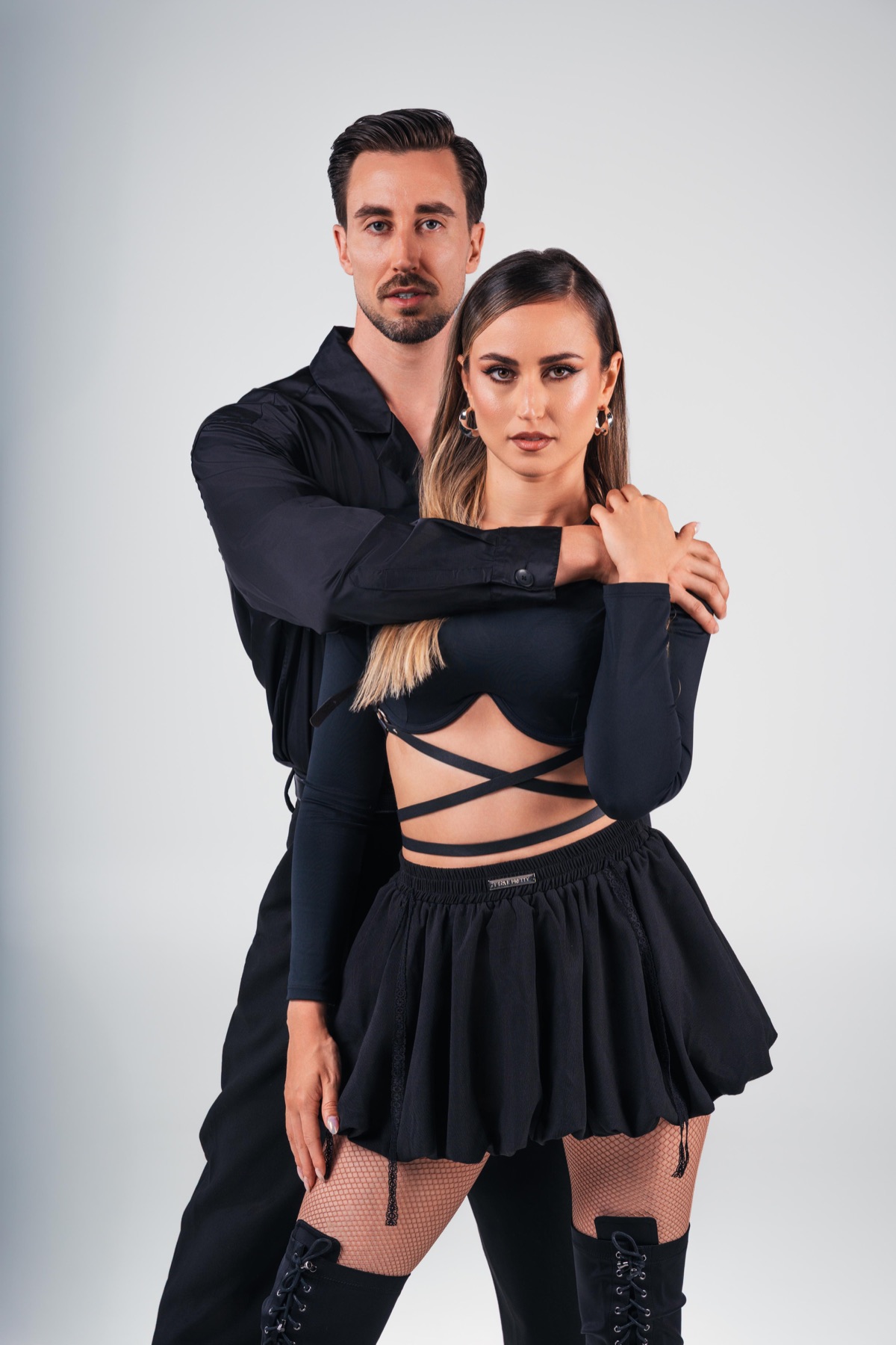 Borja y Estefanía Martínez, de negro sobre fondo claro, posando juntos en estudio